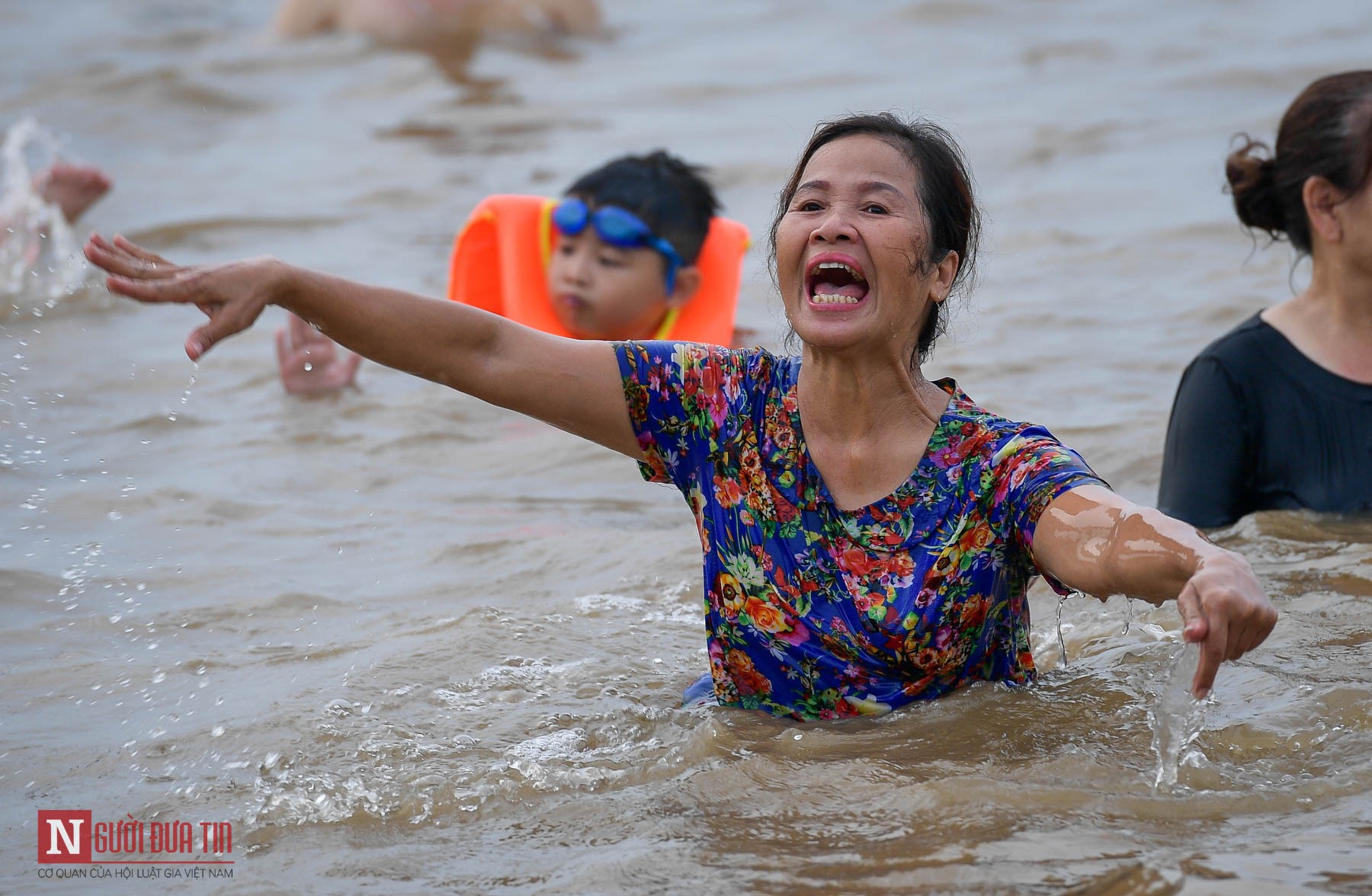 Bất chấp nguy hiểm tính mạng người dân tắm “biển tự phát” dưới chân cầu Thăng Long - Ảnh 8.