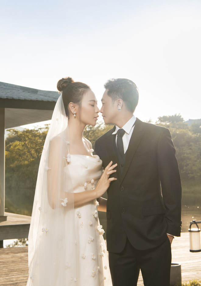 Hé lộ thêm ảnh cưới của Đàm Thu Trang và Cường Đô La trước ngày trọng đại: Quá ngọt, cô dâu thay tới 8 trang phục khác nhau  - Ảnh 7.