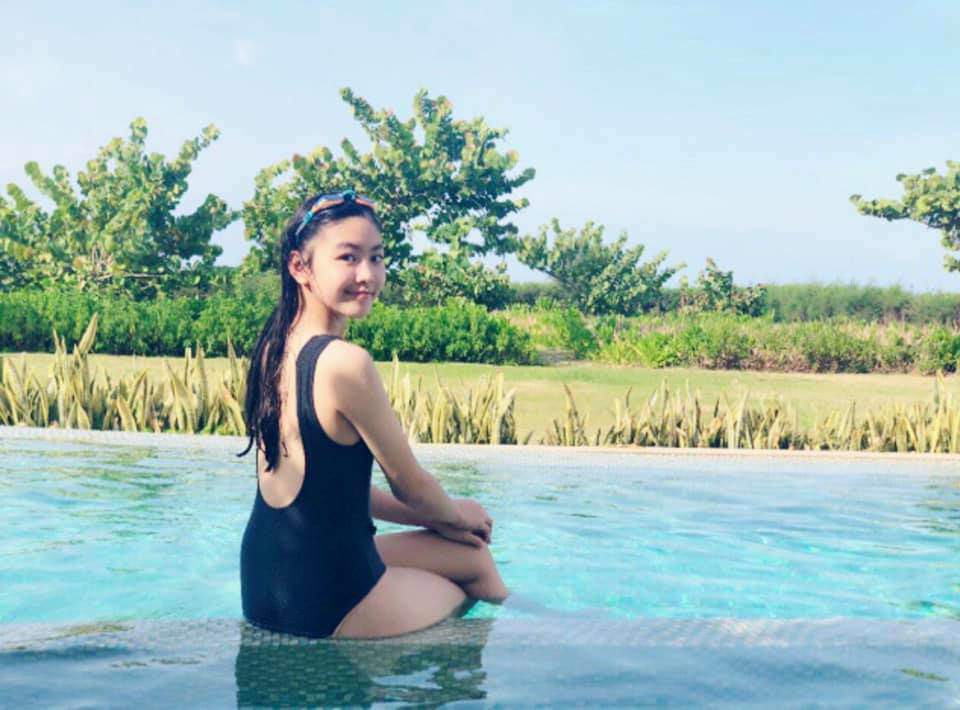 Công chúa 14 tuổi nhà Quyền Linh thả dáng với bikini, ai cũng tấm tắc khen dáng vóc như Hoa hậu tương lai - Ảnh 1.