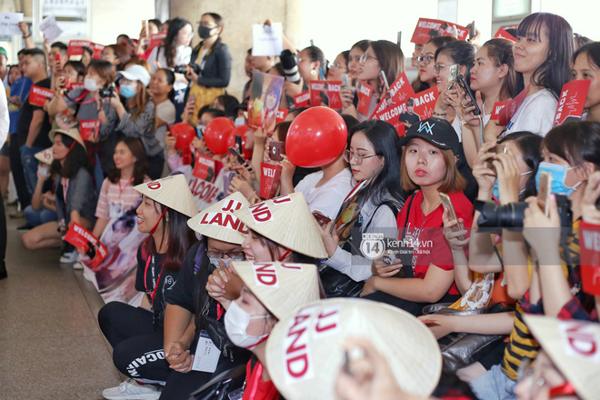 Vị thần phương Đông Jaejoong (JYJ) đầy bảnh bao tại sân bay Tân Sơn Nhất, khiến fan Việt vỡ òa khi trở lại sau 7 năm - Ảnh 8.