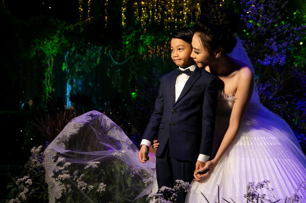 Đàm Thu Trang nắm chặt tay, hôn má Subeo cực tình cảm trong đám cưới với Cường Đô La - Ảnh 1.