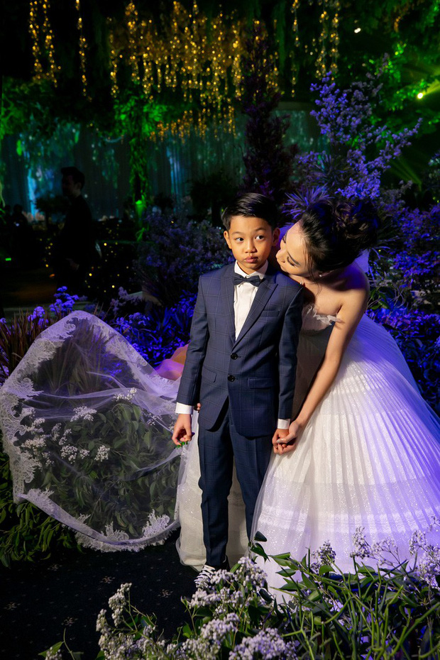 Đàm Thu Trang nắm chặt tay, hôn má Subeo cực tình cảm trong đám cưới với Cường Đô La - Ảnh 2.