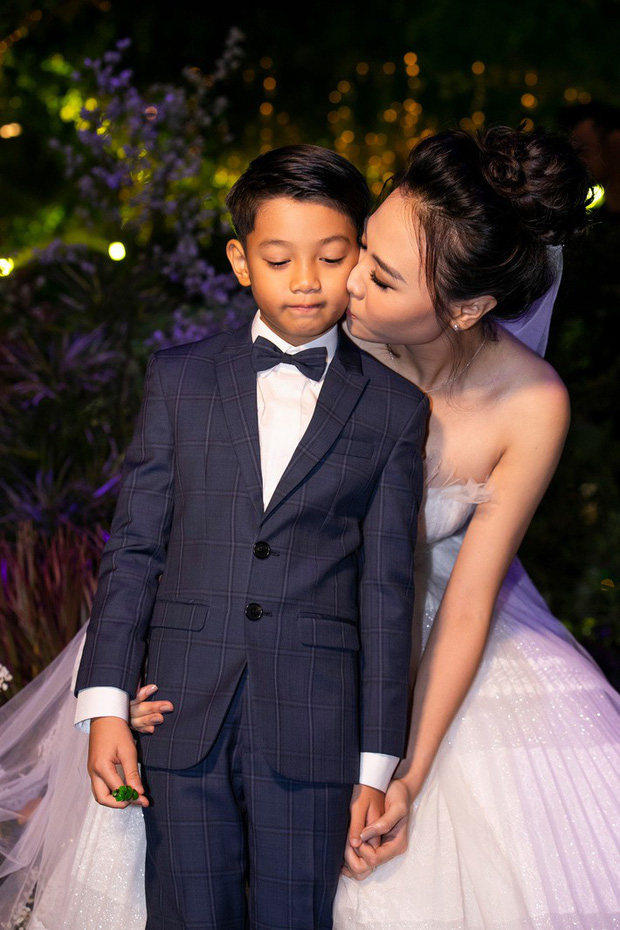 Đàm Thu Trang nắm chặt tay, hôn má Subeo cực tình cảm trong đám cưới với Cường Đô La - Ảnh 3.
