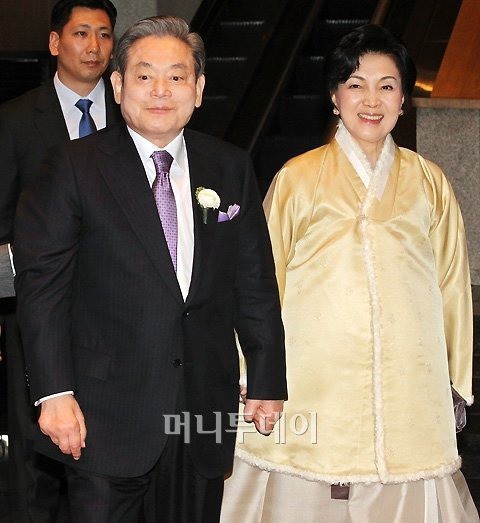 Phu nhân cựu chủ tịch Samsung: Ái nữ tờ báo danh tiếng lui về làm hậu phương cho chồng, nữ chủ nhân thật sự của tập đoàn lớn nhất Hàn Quốc - Ảnh 6.