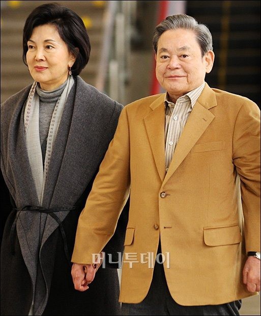 Phu nhân cựu chủ tịch Samsung: Ái nữ tờ báo danh tiếng lui về làm hậu phương cho chồng, nữ chủ nhân thật sự của tập đoàn lớn nhất Hàn Quốc - Ảnh 7.