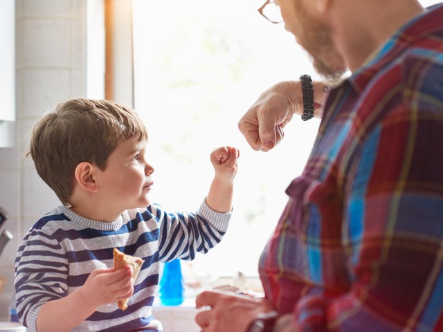 Một tác giả dành nhiều năm nghiên cứu về các triệu phú đã chỉ ra 10 cách giúp nuôi dạy con bạn trở thành người giàu có: Cha mẹ nào cũng cần phải thử - Ảnh 1.