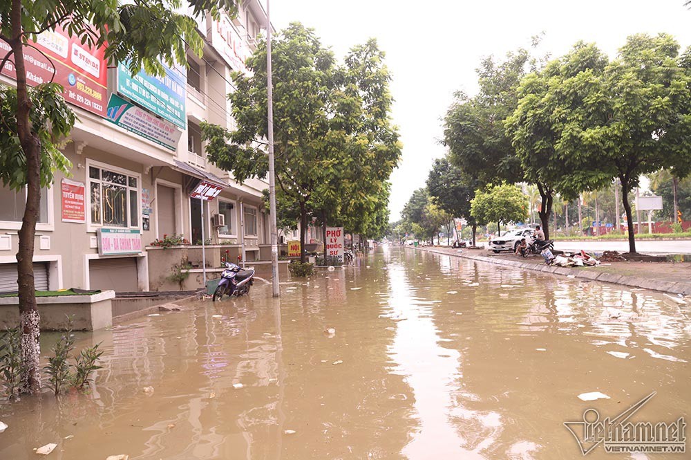 Biển nước 'bao vây' khu biệt thự triệu đô ở Hà Nội - Ảnh 21.