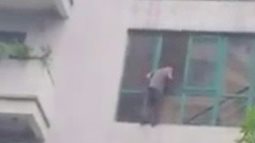 Hà Nội: Rùng mình cảnh nam thanh niên rơi từ tầng 6 tòa chung cư xuống đất tử vong