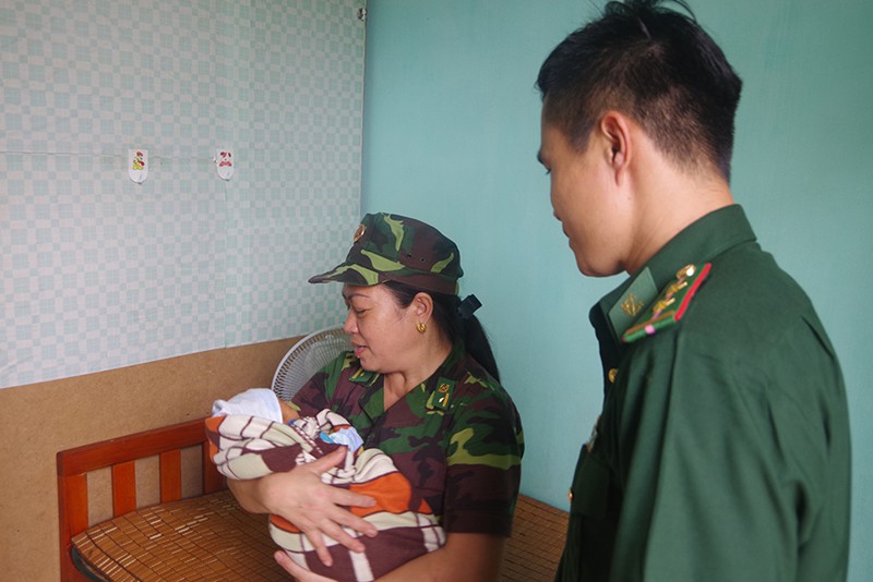 Nữ quái buôn người bị bắt giữ trên đường sang Trung Quốc bán bé trai 1 tuần tuổi - Ảnh 2.