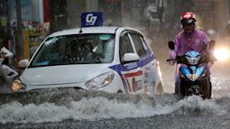 Ảnh: Hà Nội mưa xối xả, người dân chật vật đi làm giữa con đường nước ngập ngang xe