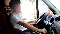 Trăm bài học lý thuyết không bằng 1 bài thực hành: Học sinh một trường ở Hà Nội được học kỹ năng thoát hiểm khi bị kẹt trong xe ô tô