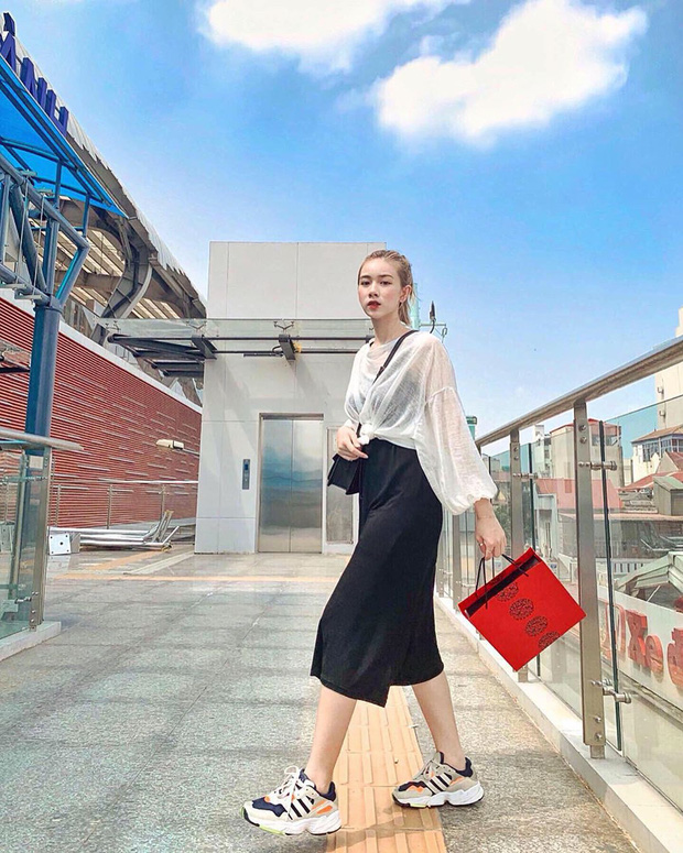 Instagram #OOTD tuần qua: đỉnh cao sành điệu là khi lên đồ đơn giản nhưng vẫn sexy và chất, chunky sneaker vẫn hot phá đảo - Ảnh 3.