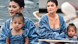 Mẹ con Kylie Jenner diện đồ đôi: Mẹ ngồn ngộn body đồng hồ cát, Stormi chiếm spotlight vì ra dáng công chúa Hollywood