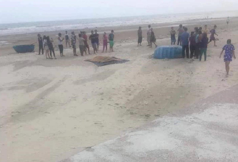 Tìm thấy thi thể 2 người mất tích khi tắm biển ở Bình Thuận - Ảnh 1.