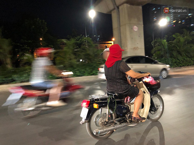 Thót tim nữ ninja đi băng băng trên đường Hà Nội, 1 tay lái xe máy, 1 tay... bồng con nhỏ - Ảnh 2.