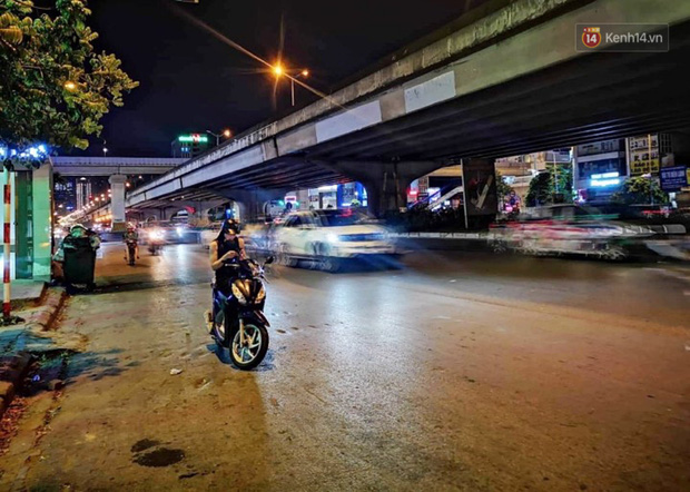 Thót tim nữ ninja đi băng băng trên đường Hà Nội, 1 tay lái xe máy, 1 tay... bồng con nhỏ - Ảnh 3.