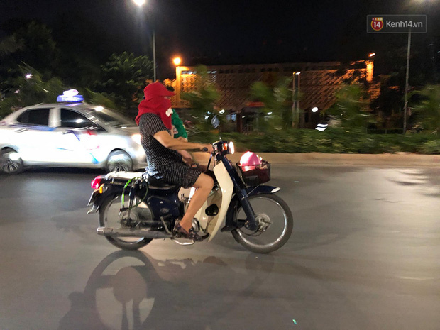 Thót tim nữ ninja đi băng băng trên đường Hà Nội, 1 tay lái xe máy, 1 tay... bồng con nhỏ - Ảnh 1.
