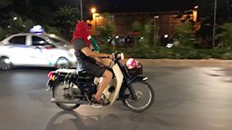 Thót tim nữ "ninja" đi băng băng trên đường Hà Nội, 1 tay lái xe máy, 1 tay... bồng con nhỏ