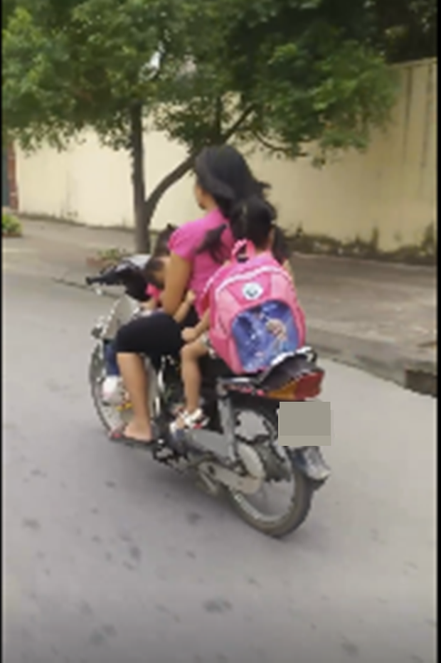 Thót tim nữ ninja đi băng băng trên đường Hà Nội, 1 tay lái xe máy, 1 tay... bồng con nhỏ - Ảnh 4.
