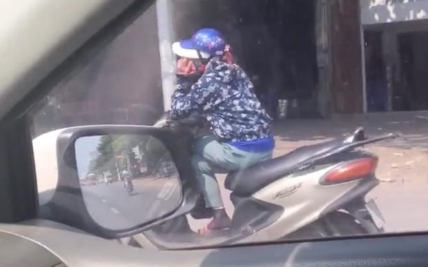 Thót tim nữ ninja đi băng băng trên đường Hà Nội, 1 tay lái xe máy, 1 tay... bồng con nhỏ - Ảnh 6.