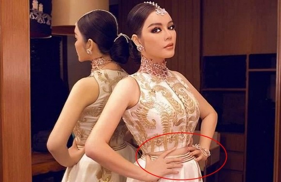 Bị chê photoshop non kém đến dị dạng cả ngón tay, Lý Nhã Kỳ đáp trả nhẹ nhàng mà sâu cay - Ảnh 1. Bị chê photoshop non kém đến dị dạng cả ngón tay, Lý Nhã Kỳ đáp trả nhẹ nhàng mà sâu cay - Ảnh 1.