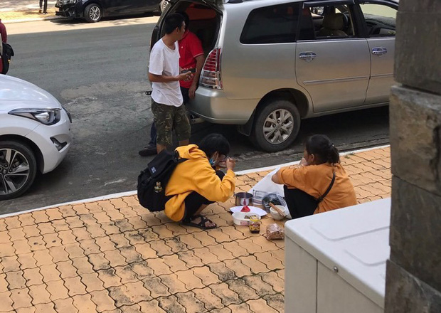 Cay mắt cảnh mẹ và con trai ngồi ăn cơm ngay giữa sân trường trong ngày đưa con đi nhập học - Ảnh 1.