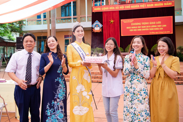 Tân Hoa hậu Lương Thùy Linh diện áo dài nền nã, đẹp rạng ngời trong ngày về thăm trường cũ - Ảnh 9.
