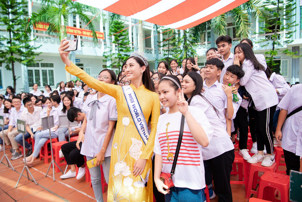 Tân Hoa hậu Lương Thùy Linh diện áo dài nền nã, đẹp rạng ngời trong ngày về thăm trường cũ - Ảnh 8.
