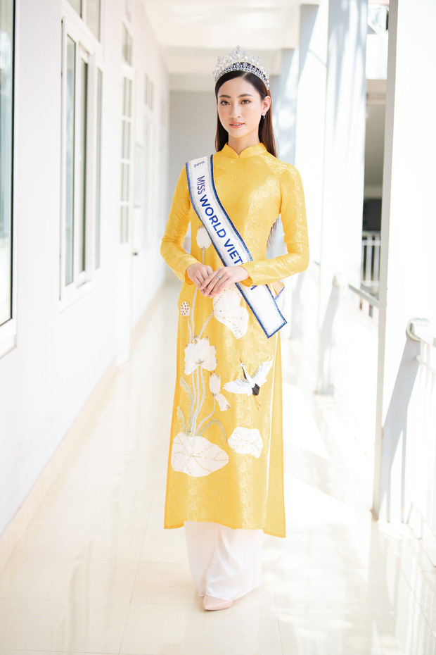 Tân Hoa hậu Lương Thùy Linh diện áo dài nền nã, đẹp rạng ngời trong ngày về thăm trường cũ - Ảnh 1.