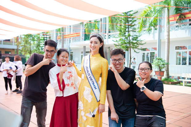 Tân Hoa hậu Lương Thùy Linh diện áo dài nền nã, đẹp rạng ngời trong ngày về thăm trường cũ - Ảnh 6.