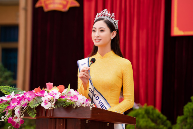 Tân Hoa hậu Lương Thùy Linh diện áo dài nền nã, đẹp rạng ngời trong ngày về thăm trường cũ - Ảnh 5.