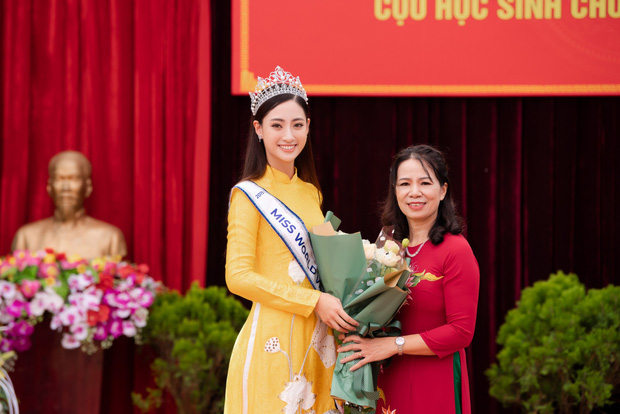 Tân Hoa hậu Lương Thùy Linh diện áo dài nền nã, đẹp rạng ngời trong ngày về thăm trường cũ - Ảnh 4.