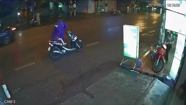 Clip: Bị tông trúng, con gái ngã bệt xuống đường do người phụ nữ dừng xe máy giữa đường để... mặc áo mưa - Ảnh 2.