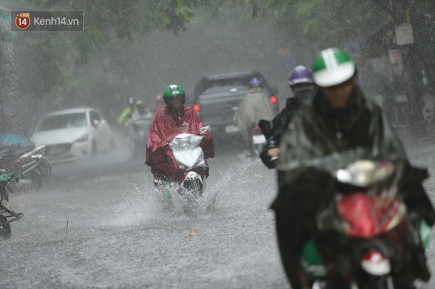 Hà Nội: Nhiều tuyến phố ngập sâu sau mưa lớn, người dân vất vả di chuyển, đẩy xe chết máy cả cây số - Ảnh 3.