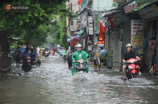 Hà Nội: Nhiều tuyến phố ngập sâu sau mưa lớn, người dân vất vả di chuyển, đẩy xe chết máy cả cây số - Ảnh 6.