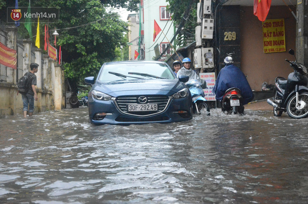 Hà Nội: Nhiều tuyến phố ngập sâu sau mưa lớn, người dân vất vả di chuyển, đẩy xe chết máy cả cây số - Ảnh 8.