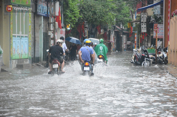 Hà Nội: Nhiều tuyến phố ngập sâu sau mưa lớn, người dân vất vả di chuyển, đẩy xe chết máy cả cây số - Ảnh 5.
