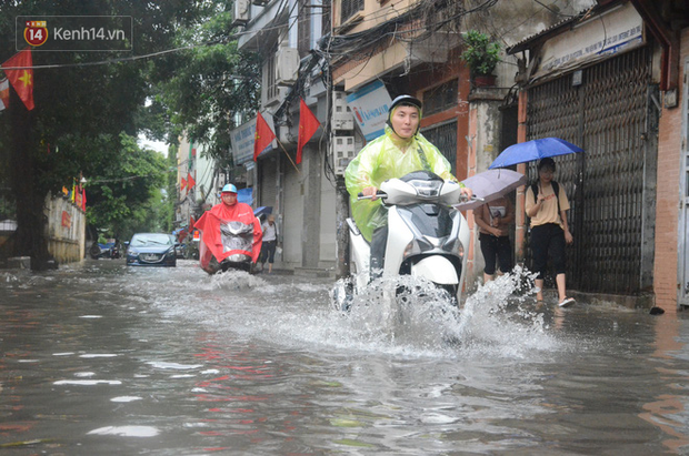 Hà Nội: Nhiều tuyến phố ngập sâu sau mưa lớn, người dân vất vả di chuyển, đẩy xe chết máy cả cây số - Ảnh 7.