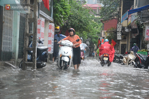 Hà Nội: Nhiều tuyến phố ngập sâu sau mưa lớn, người dân vất vả di chuyển, đẩy xe chết máy cả cây số - Ảnh 9.