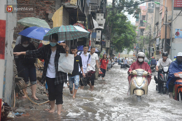 Hà Nội: Nhiều tuyến phố ngập sâu sau mưa lớn, người dân vất vả di chuyển, đẩy xe chết máy cả cây số - Ảnh 11.