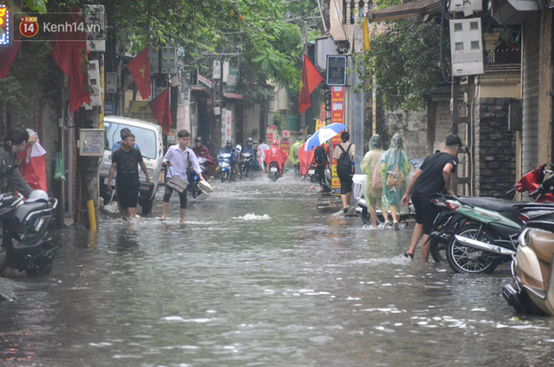 Hà Nội: Nhiều tuyến phố ngập sâu sau mưa lớn, người dân vất vả di chuyển, đẩy xe chết máy cả cây số - Ảnh 10.