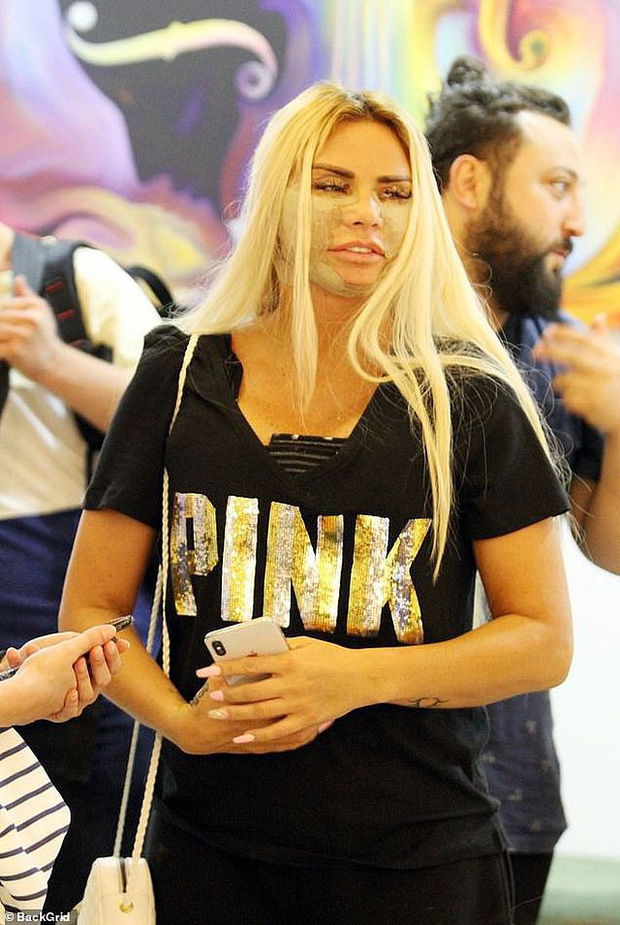 Thảm họa dao kéo hot nhất nước Anh Katie Price: Từng đẹp đến mức Ronaldo mê đắm, bỏ rơi mẹ già ung thư vì nghiện thẩm mỹ - Ảnh 9.