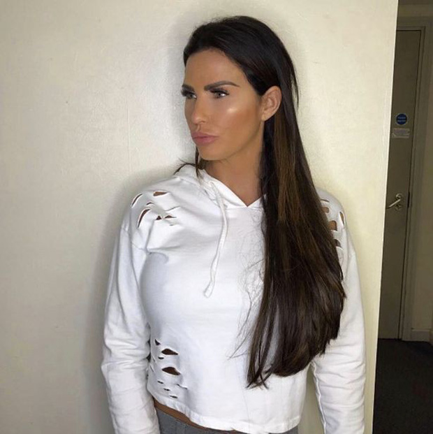 Thảm họa dao kéo hot nhất nước Anh Katie Price: Từng đẹp đến mức Ronaldo mê đắm, bỏ rơi mẹ già ung thư vì nghiện thẩm mỹ - Ảnh 7.