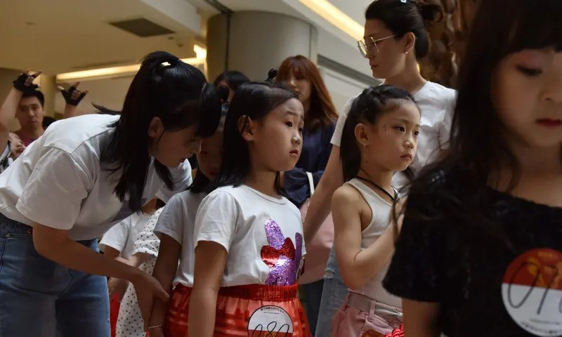 Nghề người mẫu nhí ở Trung Quốc: Bố mẹ lấy cớ trau dồi sự tự tin nhưng vô tình trở thành 
