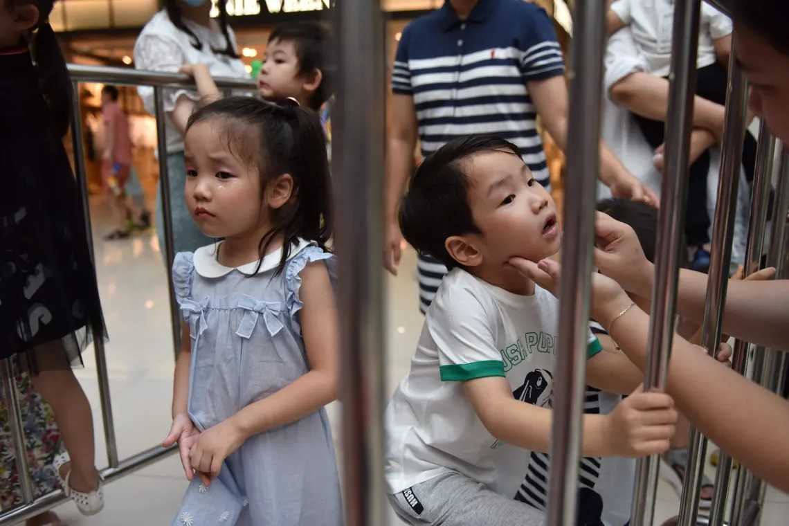 Nghề người mẫu nhí ở Trung Quốc: Bố mẹ lấy cớ trau dồi sự tự tin nhưng vô tình trở thành 