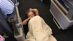 Cậu bé 4 tuổi tự kỷ liên tục quậy phá, làm phiền hành khách trên chuyến bay nhưng cư xử của những người lớn văn minh khiến người mẹ ấm lòng