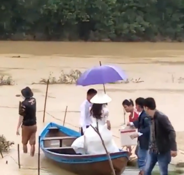 Bi hài đám cưới ngày mưa bão: Chú rể huy động thuyền 3 người đẩy vượt đường làng đi đón cô dâu - Ảnh 2.