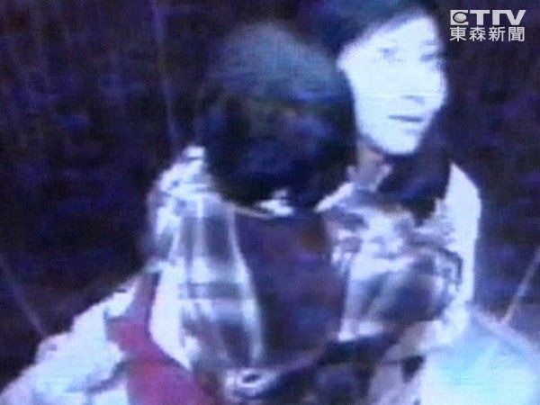 Vụ mất tích bí ẩn chấn động Đài Loan: Mẹ ôm con vào thang máy cởi áo khoác và giày rồi lao ra ngoài và biến mất suốt 11 năm - Ảnh 1.