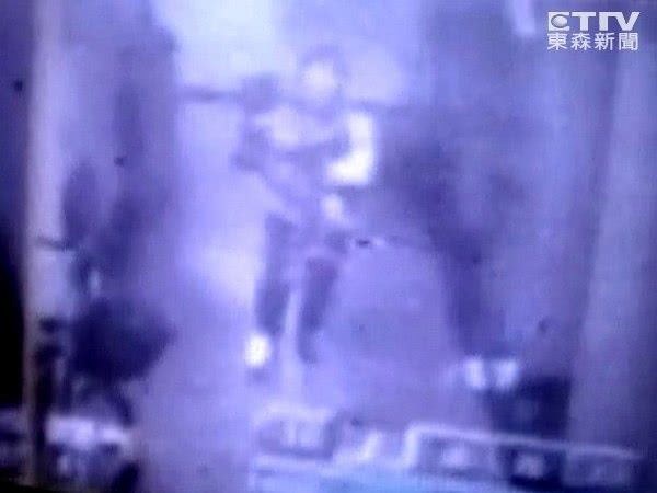 Vụ mất tích bí ẩn chấn động Đài Loan: Mẹ ôm con vào thang máy cởi áo khoác và giày rồi lao ra ngoài và biến mất suốt 11 năm - Ảnh 4.