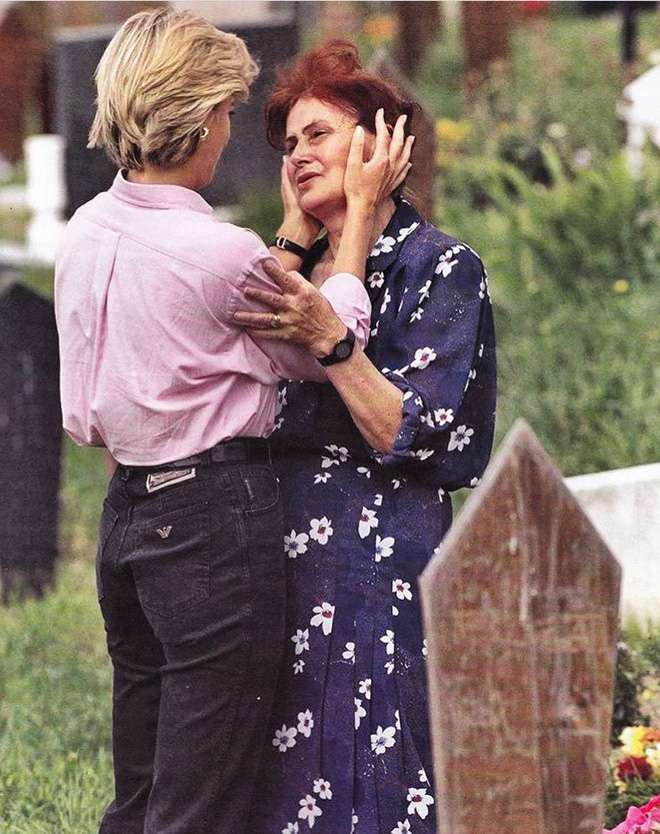 Câu chuyện phía sau khoảnh khắc Công nương Diana ôm một người mẹ xa lạ đang khóc trước mộ con chỉ vài tuần trước khi bà qua đời - Ảnh 2.